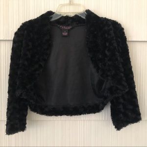 Cropped women’s faux fur shrug, black